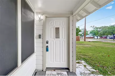 610 E Houston Street, Highlands, TX 77562 - Photo 6