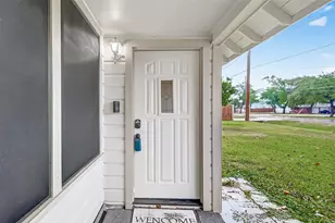 610 E Houston St, Highlands, TX 77562 - Photo 6