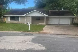 911 Roberts St, El Campo, TX 77437 - Photo 1