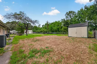 215 Crest Hill Drive, Conroe, TX 77301 - Photo 22
