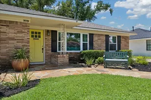 6403 Waltway Dr, Houston, TX 77008 - Photo 2