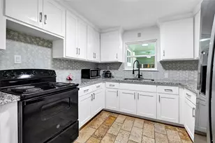 4713 Kinglet St, Houston, TX 77035 - Photo 10