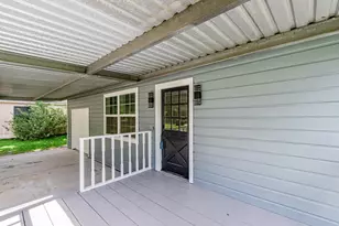 1323 S Beauregard St, Alvin, TX 77511 - Photo 2