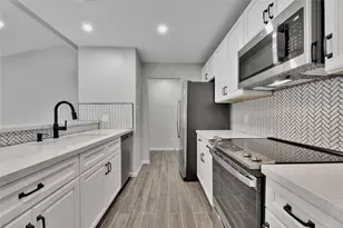 7 E Brookberry Ct, The Woodlands, TX 77381 - Photo 8