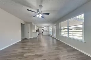 5 Regency Ct, Conroe, TX 77304 - Photo 2