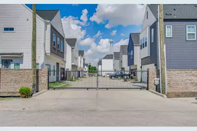 8325 Springwood Creek Lane, Houston, TX 77055 - Photo 2