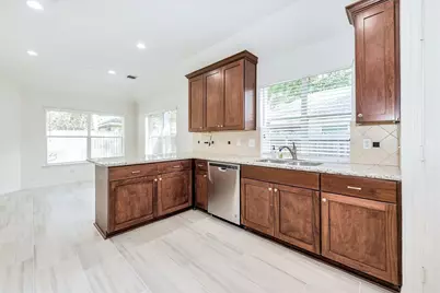 130 W Stockbridge Landing Circle, The Woodlands, TX 77382 - Photo 10