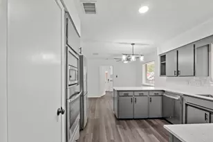 8307 Braesview Ln, Houston, TX 77071 - Photo 10