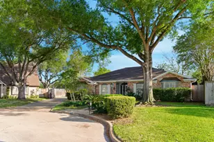 942 Brunswick Cir, Sugar Land, TX 77478 - Photo 2