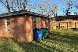 609 W 6th St, Sweeny, TX 77480 - Photo 4