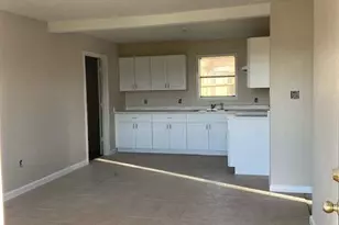 609 W 6th St, Sweeny, TX 77480 - Photo 2
