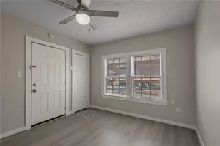 811 Sam Houston Ave, Huntsville, TX 77320 - Photo 2