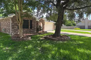 9217 Mohawk Dr, La Porte, TX 77571 - Photo 2