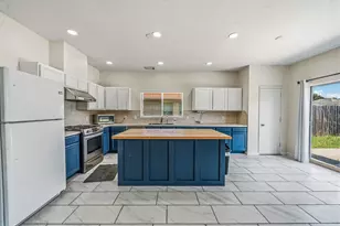 9641 Weldridge Dr, Sugar Land, TX 77498 - Photo 10