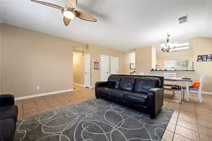 327 Mammoth Springs Ln, Dickinson, TX 77539 - Photo 2