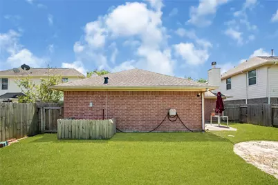 327 Mammoth Springs Lane, Dickinson, TX 77539 - Photo 16