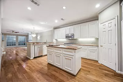 4443 Castle Court Place, Houston, TX 77006 - Photo 6
