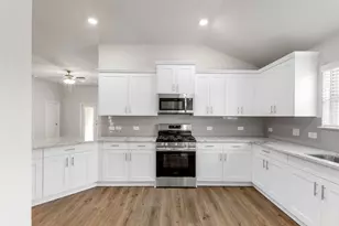 13615 Sorico Bay Dr, Texas City, TX 77568 - Photo 4