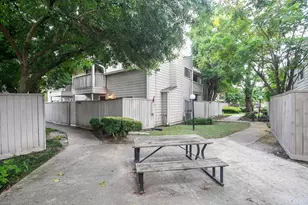 9536 Windswept Ln, Houston, TX 77063 - Photo 20