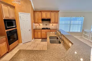 11712 Summer Brook Ct, Pearland, TX 77584 - Photo 4
