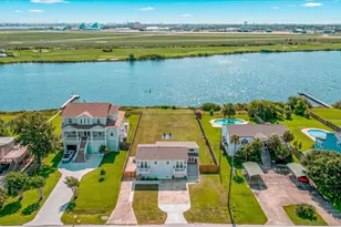 2006 Sydnor Ln, Galveston, TX 77554 - Photo 2