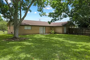 1404 S Main St, Anahuac, TX 77514 - Photo 2