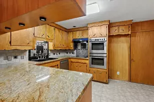 1404 S Main St, Anahuac, TX 77514 - Photo 8
