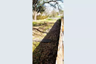 608 S East Avenue, Wharton, TX 77488 - Photo 2