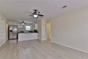 708 Winding Way St, Lake Jackson, TX 77566 - Photo 4