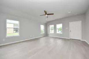 1105 W Bayshore Dr, Palacios, TX 77465 - Photo 8