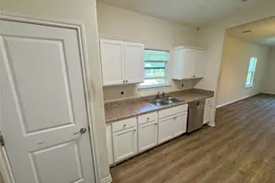 303 S 4th St, Alvin, TX 77511 - Photo 10