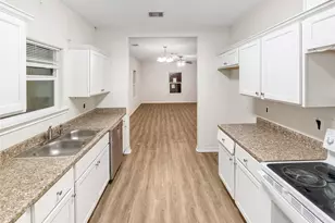 303 S 4th St, Alvin, TX 77511 - Photo 6