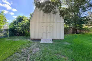 303 S 4th St, Alvin, TX 77511 - Photo 20