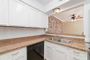 889 Wax Myrtle Ln, Houston, TX 77079 - Photo 14