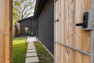 410 E 33rd St, Houston, TX 77018 - Photo 24