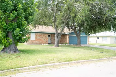 1105 W Saint Louis Avenue, Seadrift, TX 77983 - Photo 2