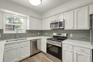 212 Oxford Dr, Conroe, TX 77303 - Photo 8