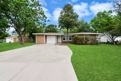 1026 16th Avenue N, Texas City, TX 77590 - Photo 2