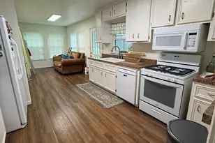 1011 10th St, Huntsville, TX 77320 - Photo 8