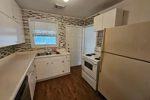 1013 W Snyder St, Alvin, TX 77511 - Photo 8