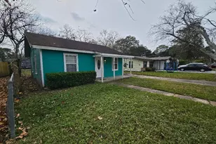 1013 W Snyder St, Alvin, TX 77511 - Photo 2