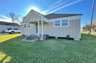 817 N Valderas St, Angleton, TX 77515 - Photo 2