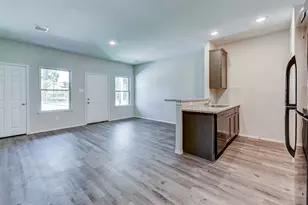 407 E Avenue G, Conroe, TX 77301 - Photo 4