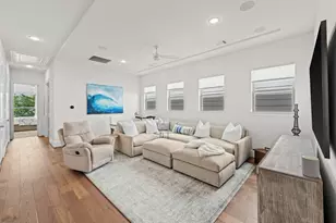 110 E 26th St, Houston, TX 77008 - Photo 20