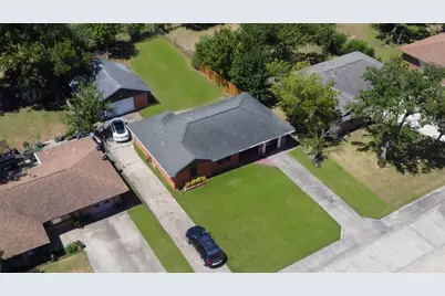 106 Mimosa St, Lake Jackson, TX 77566 - Photo 2