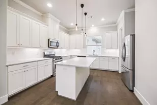 910 W 35th St, Houston, TX 77018 - Photo 4