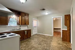 718 E Wilkins St, Angleton, TX 77515 - Photo 4