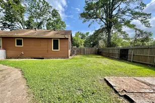718 E Wilkins St, Angleton, TX 77515 - Photo 16