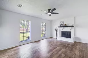 402 Tresvant Dr, Webster, TX 77598 - Photo 10