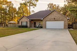 203 Lariat Ln, Livingston, TX 77351 - Photo 2